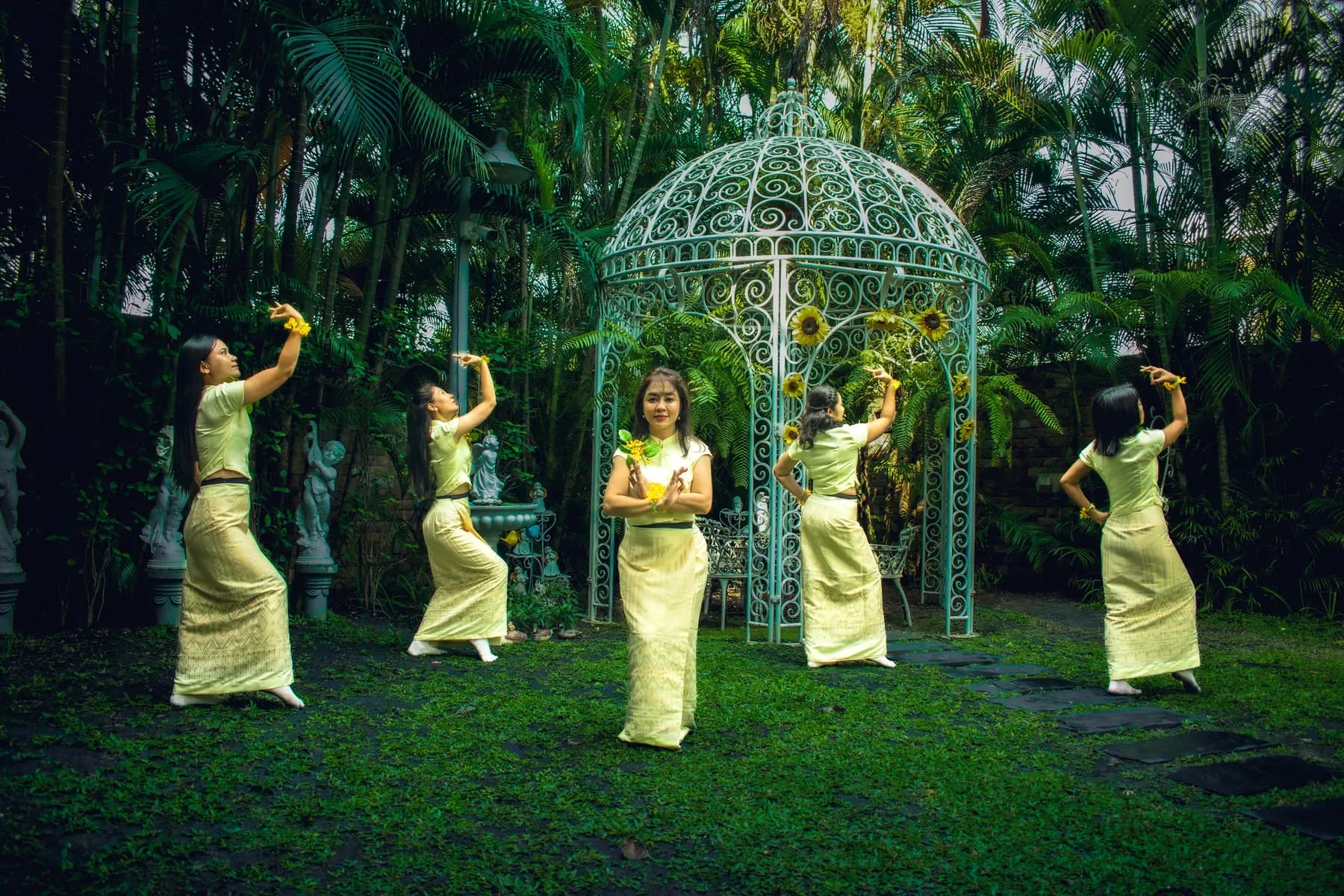 Traditional dance performance at a KTK team programme